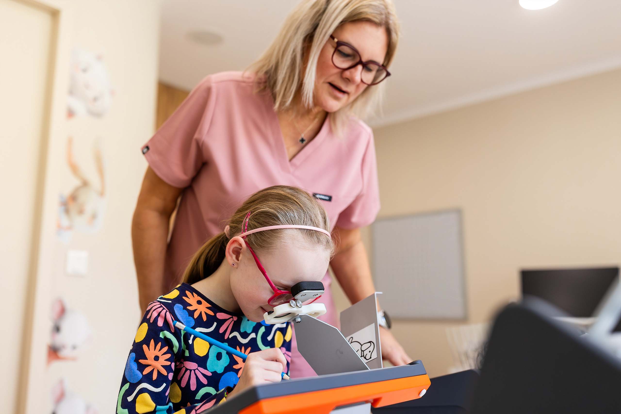 Ortoptické cvičenia pre deti – Očné centrum Family Dieťa počas ortoptického cvičenia zraku s odborným dohľadom v Očnom centre Family.