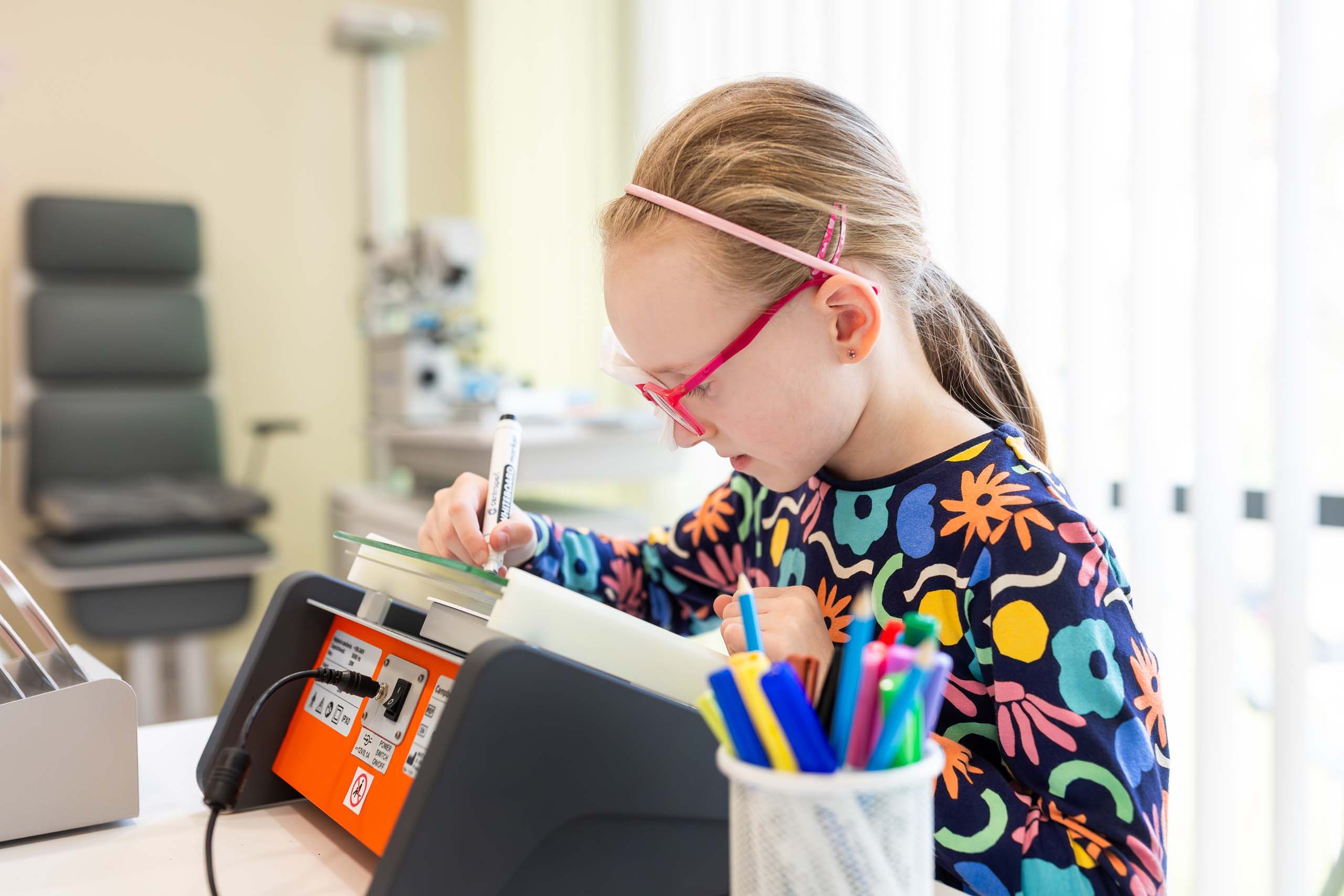Zábavné cvičenia na podporu zdravého zraku detí Dievča pri pleoptickom cvičení na Campbellovom stimulátore v Očnom centre Family Nitra