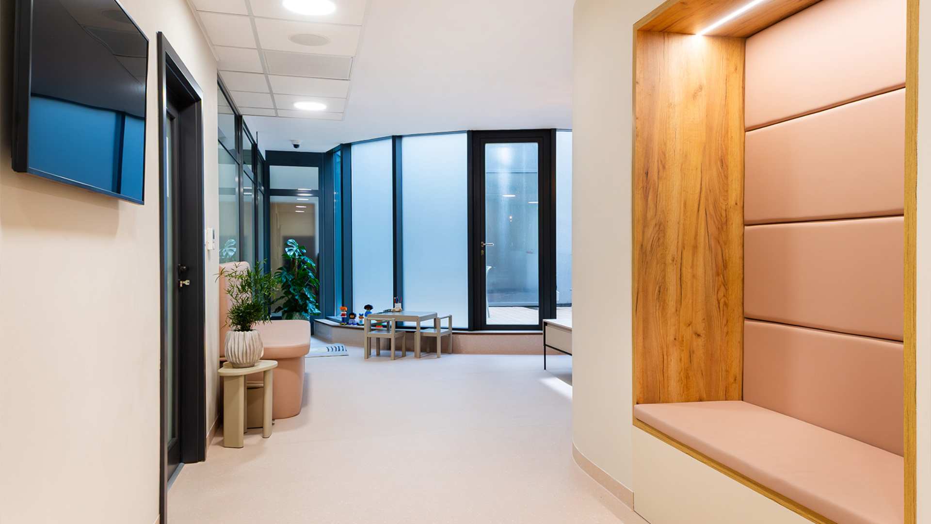 Moderná čakáreň očného centra s pohodlným sedením a detským kútikom.